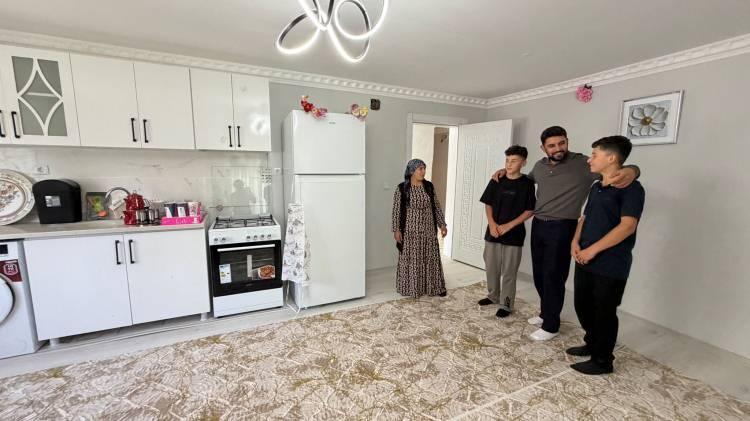 <p>İkizler, eğitim hayatlarına artık kendilerine ait odaları ve &ccedil;alışma masalarının bulunduğu yeni evlerinde devam edecek.</p>

<p>&Uuml;st&uuml; brandayla kapatılmasına rağmen karlı ve yağmurlu g&uuml;nlerde su sızmalarının yaşandığı derme &ccedil;atma mutfaktan kurtulan anne de yeni eşyaların bulunduğu mutfağında artık &ccedil;ocukları i&ccedil;in yemek yapabilecek</p>
