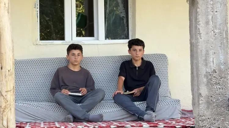 <p><br />
&Ccedil;alışmalar sırasında ailenin mağdur olmaması i&ccedil;in Musa ve İsa, ev tamamlanıncaya kadar Y&uuml;ksekova'daki bir otelde misafir edilirken, anne, baba ve ablaları k&ouml;ydeki yakınlarının yanında kaldı. İkizler bu s&uuml;re&ccedil;te daha &ouml;nce gitmedikleri lunaparka g&ouml;t&uuml;r&uuml;l&uuml;rken, &ccedil;eşitli etkinliklere de katıldı.</p>
