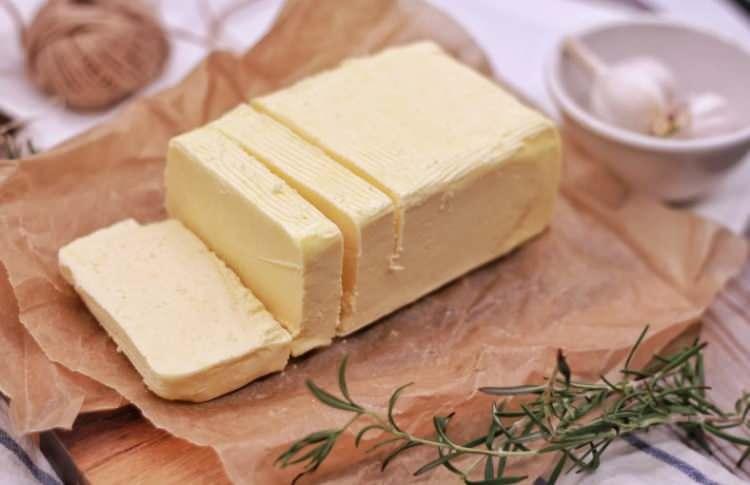 <p>&Ouml;L&Uuml;M RİSKİNİ Y&Uuml;ZDE 17 ORANINDA AZALTABİLİYOR</p>

<p>Araştırmaya g&ouml;re; g&uuml;nl&uuml;k 10 gram tereyağı, yani yaklaşık bir tatlı kaşığı, yerine aynı miktarda bitkisel zeytinyağı t&uuml;ketenlerde toplam &ouml;l&uuml;m riski y&uuml;zde 17, kansere bağlı &ouml;l&uuml;m riski yine y&uuml;zde 17 daha d&uuml;ş&uuml;k bulundu.&nbsp;</p>
