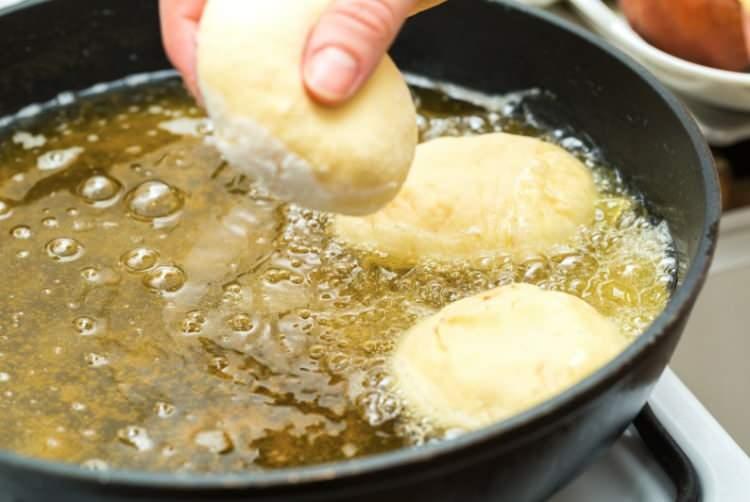 <p>Trans yağlar; pizza, kızartmalar, cips gibi bir&ccedil;ok hazır &uuml;r&uuml;nde bulunabiliyor ve damar sertliği ile obezite başta olmak &uuml;zere bir&ccedil;ok sağlık sorununu tetikleyebiliyor. Ambalaj &uuml;zerinde &ldquo;kısmen hidrojene edilmiş yağ&rdquo; ibaresine dikkat ederek bu t&uuml;r &uuml;r&uuml;nlerden uzak durmak gerekiyor.</p>

<p>&nbsp;</p>
