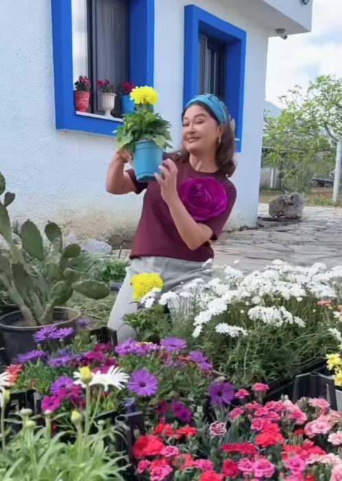 <p>"Oraya gittiğimden beri s&uuml;rd&uuml;r&uuml;lebilirlik kavramı &uuml;zerine d&uuml;ş&uuml;n&uuml;yorum. D&ouml;ng&uuml; dersek daha doğru olacak. Doğayı zaten seviyordum ama orada iyice değiştim. M&uuml;thiş &ccedil;evreci oldum. Biz d&uuml;nyayı yok etmek &uuml;zerine yaşıyoruz ve &ccedil;ok &uuml;zg&uuml;n&uuml;m bu konuda. Doğa kendi kendini yeniler. &Ccedil;ok &ccedil;&ouml;p &ccedil;ıkarıyoruz. Birka&ccedil; yıl sonra herhalde &ccedil;&ouml;p bir d&uuml;nyada yaşayacağız. Moda haftada bir değişemez. Biz niye haftada bir yeni bir şey alıyoruz? Almamalıyız."</p>
