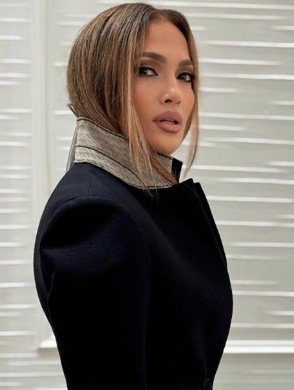 <p>57 yaşındaki şarkıcı Jennifer Lopez, 2024'te eşi Ben Affleck'ten ayrılmasının ardından ge&ccedil;en yıl ev satın almıştı. JLo, bir yıllık tadilatın ardından mayıs ayında evine taşındı.</p>

<p>&nbsp;</p>
