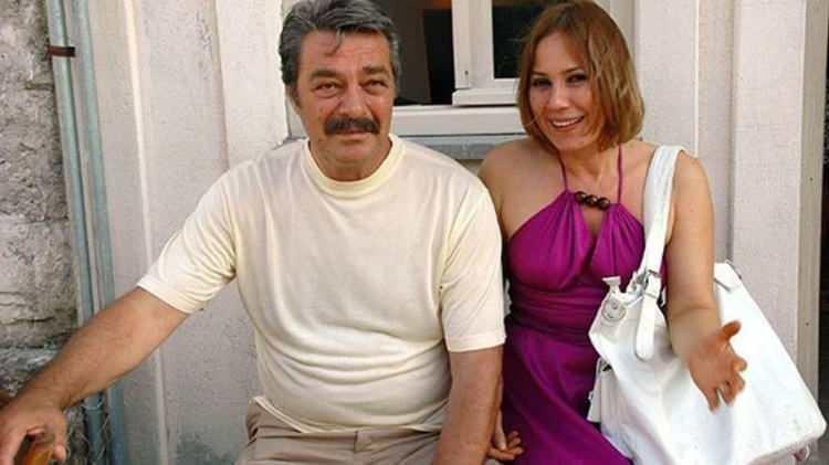 <div>MİRASIN B&Uuml;Y&Uuml;K B&Ouml;L&Uuml;M&Uuml; J&Uuml;LİDE KURAL'A MI BIRAKILDI?</div>

<div>&nbsp;</div>

<div>İnanır'ın mal varlığının b&uuml;y&uuml;k b&ouml;l&uuml;m&uuml;n&uuml; 27 yıllık hayat arkadaşı J&uuml;lide Kural'a bıraktığı &ouml;ne s&uuml;r&uuml;lm&uuml;şt&uuml;. Kural'ın da hayatını kaybetmesi durumunda mirasın insan hakları dernekleri ile eğitim kurumlarına aktarılmasını istediği iddia edilmişti.&nbsp;</div>
