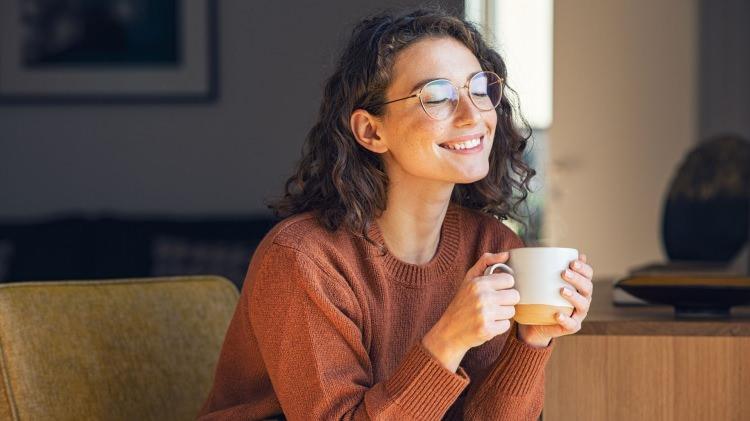 <p>Yeni yapılan bir araştırma, kahvenin yalnızca i&ccedil;ildiğinde değil, kokusunun solunmasıyla da etkili olabileceğini ortaya koydu. Araştırmaya g&ouml;re kahve kokusunu sadece 5 dakika solumak, stresin azalmasına ve beyin dalgalarının daha rahat bir duruma ge&ccedil;mesine yardımcı oluyor.</p>
