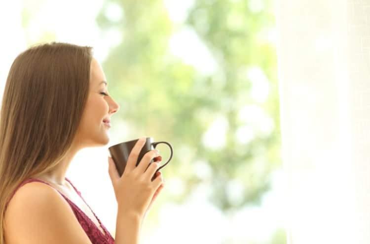 <p>Kahve aromasının; sabah rutini, dinlenme ve kısa molalar gibi zihinde olumlu anıları &ccedil;ağrıştırarak kişide rahatlama ve sakinlik hissi oluşturabileceği belirtildi.</p>
