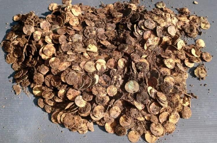 <p>Toprak altında uzun s&uuml;re kalan g&uuml;m&uuml;ş sikkeler korozyon nedeniyle birbirine yapışmış k&uuml;meler halinde bulundu. Bu nedenle hazinede tam olarak ka&ccedil; sikke bulunduğu ve g&uuml;m&uuml;şlerin kesin ağırlığı hen&uuml;z belirlenemedi.</p>
