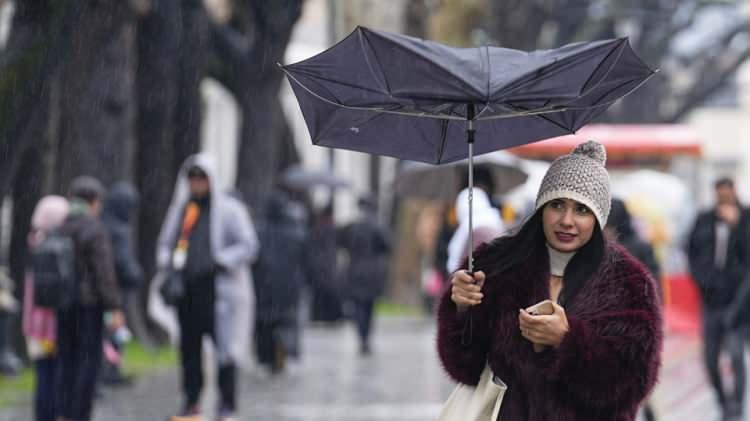<p>Yurt genelinde Balkanlar &uuml;zerinden gelen serin ve yağışlı hava etkisini s&uuml;rd&uuml;rmeye devam ediyor.</p>
