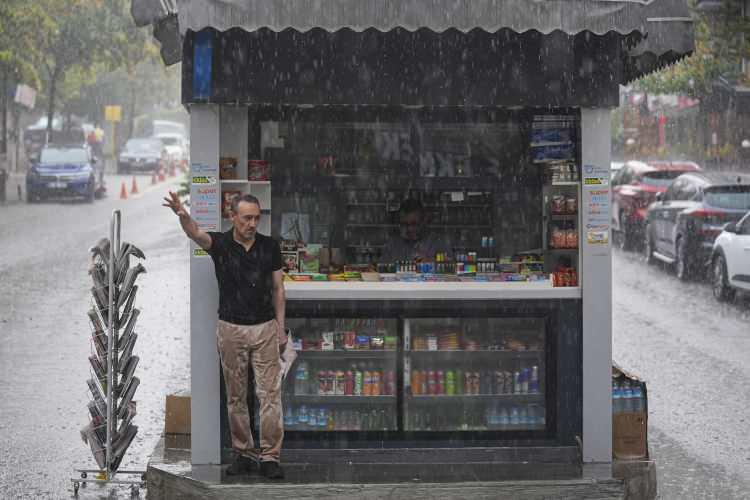 <p>HAFTA SONU HAVA NASIL OLACAK?</p>

<p>&nbsp;</p>

<p>&Ccedil;evre, Şehircilik ve İklim Değişikliği Bakanlığı Meteoroloji Genel M&uuml;d&uuml;rl&uuml;ğ&uuml; Hava Tahmin Uzmanı Fevzi Burak Tekin, hafta sonunun hava raporuna ilişkin de değerlendirmelerde bulundu.</p>
