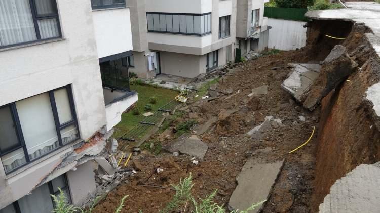 <p>Trabzon Valiliği&rsquo;nden yapılan yazılı a&ccedil;ıklama, &ldquo;İlimizde etkili olan kuvvetli yağışlar nedeniyle, yağışın yoğun olarak ger&ccedil;ekleştiği b&ouml;lgelerde elektrik kesintileri ve ulaşımda bazı aksamalar meydana gelmiştir. Yaşanan olumsuzlukların giderilmesi amacıyla, ilgili kurumlarımızın koordinasyon i&ccedil;erisinde y&uuml;r&uuml;tt&uuml;ğ&uuml; &ccedil;alışmalar neticesinde ekiplerimiz ivedilikle sahaya intikal etmiştir. Bu kapsamda yaklaşık 780 personel ve 456 ara&ccedil; sahada g&ouml;rev almış; 112 Acil &Ccedil;ağrı Merkezi&rsquo;ne ulaşan 144 ihbar ekiplerimiz tarafından tek tek değerlendirilerek gerekli m&uuml;dahaleler ger&ccedil;ekleştirilmiştir. Yağışların etkili olduğu b&ouml;lgelerde; AFAD, Karayolları, DSİ, Trabzon B&uuml;y&uuml;kşehir Belediyesi, UMKE, TİSKİ, İtfaiye ve il&ccedil;e belediyelerimizden toplam 533 personel ve 376 ara&ccedil; sahada g&ouml;rev yapmaktadır. Ekiplerimiz, gelen ihbarlara m&uuml;dahale &ccedil;alışmalarını kesintisiz s&uuml;rd&uuml;rmektedir&rdquo; ifadelerine yer verildi.</p>

<p>&nbsp;</p>

<p>&nbsp;</p>
