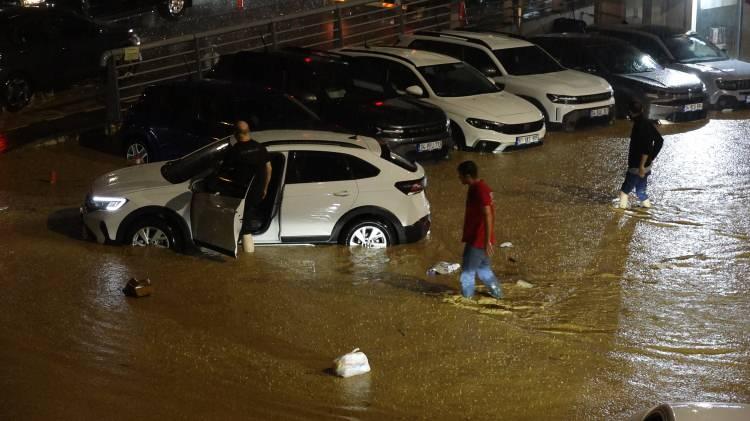 <p><span style="color:#B22222"><strong>TRABZON'DA SAĞANAK HASARA YOL A&Ccedil;TI</strong></span></p>

<p>&nbsp;</p>

<p>Trabzon'da da akşam saatlerinde etkisini g&ouml;steren sağanak, hayatı olumsuz etkiledi. Sağanak nedeniyle cadde ve sokaklar g&ouml;le d&ouml;nerken, bazı ev ve iş yerlerinin zemin ve bodrum katlarını su bastı.</p>

<p>Karadeniz Sahil Yolu'nda kalan ara&ccedil;lar uzun kuyruklar oluşturdu. Pelitli, Havalimanı, Değirmendere ve &Ccedil;&ouml;mlek&ccedil;i mevkisinde su birikintileri nedeniyle s&uuml;r&uuml;c&uuml; ve yayalar zor anlar yaşadı.</p>

