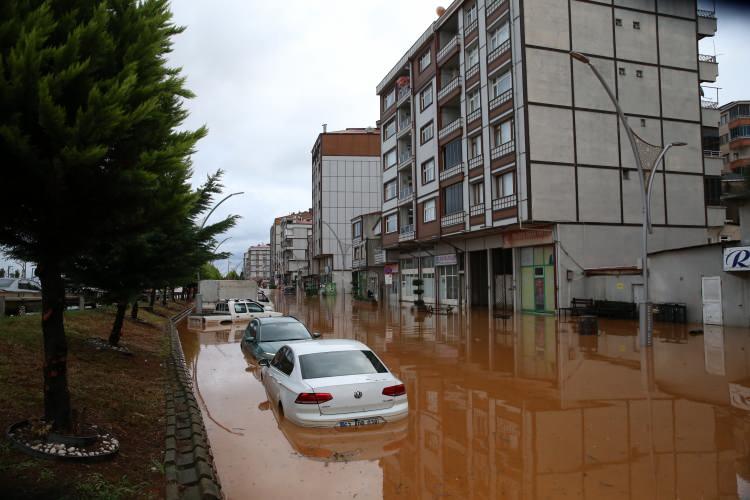 <p>Meteoroloji Genel M&uuml;d&uuml;rl&uuml;ğ&uuml;'n&uuml;n &lsquo;sarı kodlu&rsquo; kuvvetli ve yer yer şiddetli yağış uyarısının bulunduğu Doğu Karadeniz&rsquo;de d&uuml;n etkili olup gece boyu s&uuml;ren yağışlar, Trabzon ve Rize&rsquo;de hayatı olumsuz etkiledi.</p>
