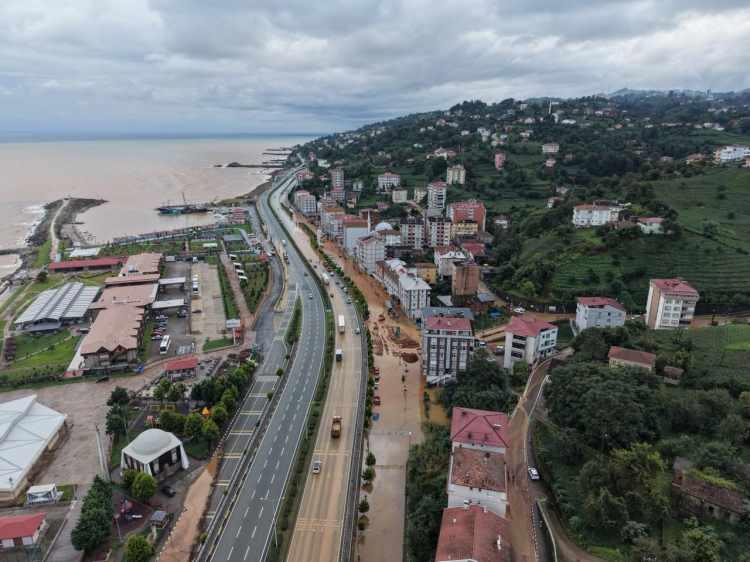 <p>İyidere ve Pazar il&ccedil;e merkezlerinde debisi ve su seviyesi artan derelerde taşkınlar meydana geldi. Park halindeki pek &ccedil;ok ara&ccedil; su i&ccedil;inde kalırken, bazı ev ile iş yerlerinin bodrum katlarını su bastı.&nbsp;</p>
