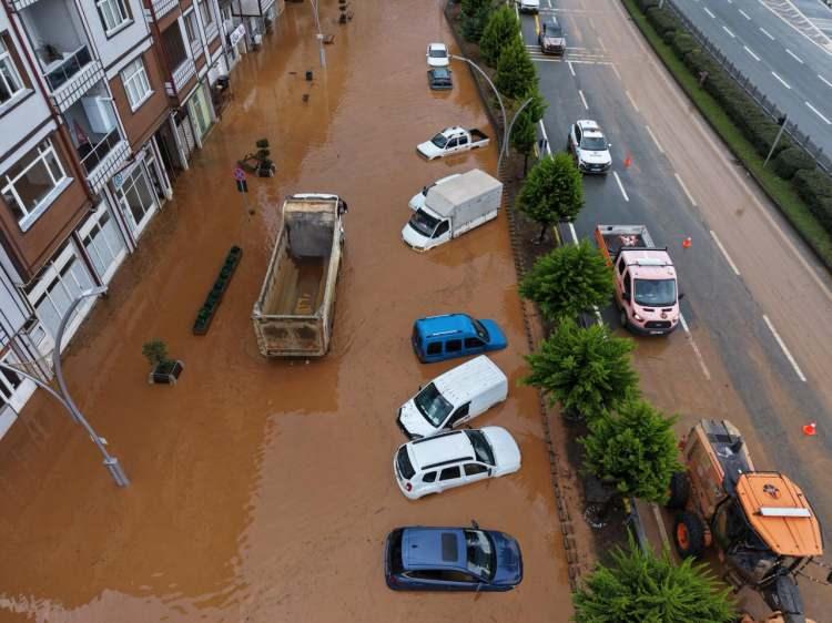 <p>Kentin y&uuml;kseklerinde &ccedil;ay tarımı yapılan arazilere yakın b&ouml;lgelerde de irili ufaklı heyelanlar meydana geldi.&nbsp;</p>
