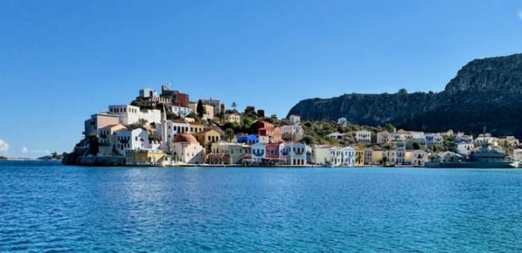 <p><span style="color:#B22222"><strong>KAŞ'IN HEMEN KARŞISINDA</strong></span></p>

<p>Doğu Akdeniz'de bulunan Meis, Antalya'nın Kaş il&ccedil;esine yaklaşık 2,1 kilometre uzaklıkta.</p>

<p>Yunanistan ana karasına yaklaşık 580 kilometre mesafedeki adaya Kaş'tan feribotla yaklaşık 20-25 dakikada ulaşılabiliyor.</p>
