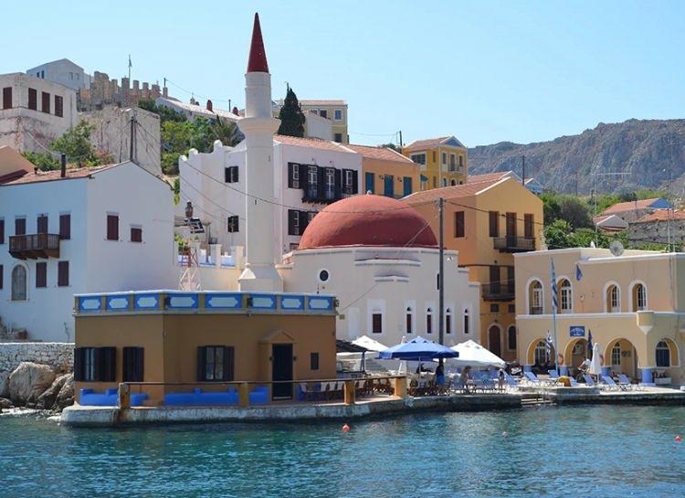 <p>Rodos Sancağı'na bağlı bir kaza olarak y&ouml;netilen Meis, &ouml;zellikle deniz ticareti ve s&uuml;nger avcılığı sayesinde &ouml;nemli bir ekonomik merkez haline geldi.</p>

<p>Birinci D&uuml;nya Savaşı d&ouml;neminde İtalya'nın kontrol&uuml;ne giren ada, 1947 Paris Antlaşması'yla Yunanistan'a bırakıldı.</p>

<p>&nbsp;</p>
