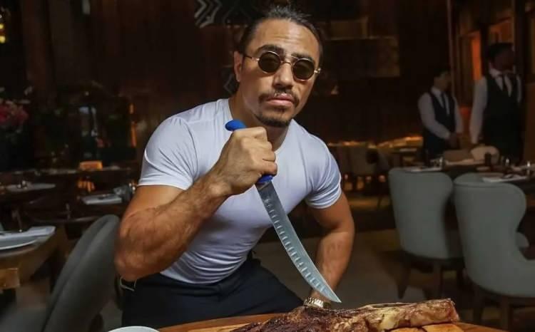 <p>Restoran sekt&ouml;r&uuml;ndeki yatırımlarıyla adından s&ouml;z ettiren Nusret G&ouml;k&ccedil;e, yatırım alanını genişleterek gayrimenkul sekt&ouml;r&uuml;ne giriş yaptı. İbiza'da hayata ge&ccedil;irilen "The N Residences Ibiza" projesi, tamamlanma aşamasına geldi.</p>
