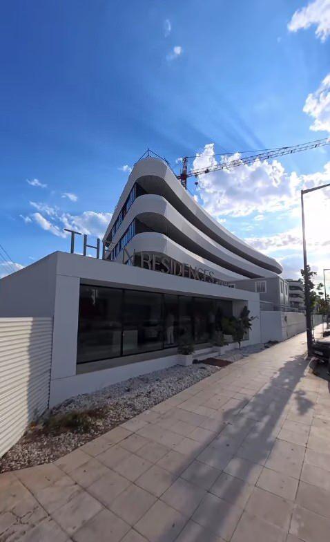 <p>Proje kapsamında toplam 51 l&uuml;ks daire, 4 restoran, y&uuml;zme havuzu ve yeraltı otoparkı bulunuyor.</p>
