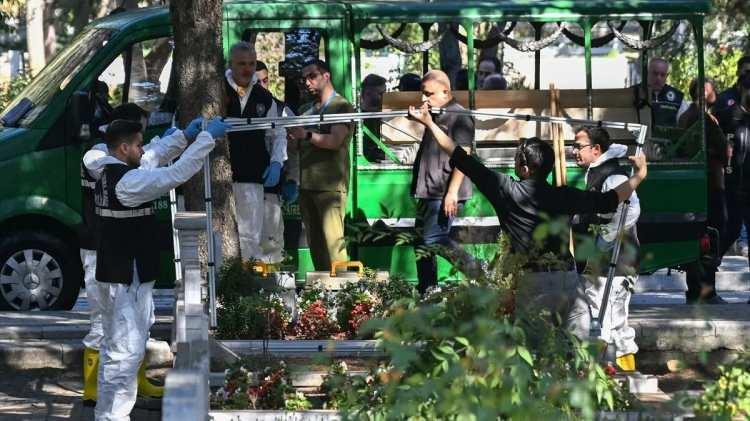 <p>Heyetin &ccedil;alışmasıyla a&ccedil;ılan mezardan kemik, toprak ve diğer &ouml;rnekler alındı.</p>

<p>&Ouml;rnekler, incelenmek &uuml;zere nakil aracıyla Adli Tıp Kurumuna g&ouml;nderildi.</p>

<p>Alınan &ouml;rnekler, ceza infaz kurumuna ait kamera g&ouml;r&uuml;nt&uuml;leri, 112 kayıtları ve hastane belgeleriyle birlikte değerlendirilecek.</p>

<p>İncelemelerin ardından Adli Tıp Kurumu Birinci İhtisas Kurulunca Kozinoğlu'nun kesin &ouml;l&uuml;m nedeni ile &ouml;l&uuml;m&uuml;nde &uuml;&ccedil;&uuml;nc&uuml; kişi m&uuml;dahalesi bulunup bulunmadığına ilişkin m&uuml;talaa hazırlanacak.</p>

