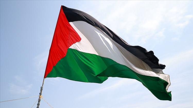 <p><strong>Sahnede 'Free Palestine' diyen Macklemore, ardından Gazze'deki yıkımdan g&ouml;r&uuml;nt&uuml;lerin dev ekranlara yansıtıldığı sırada 'Hind's Hall' adlı protesto şarkısını da seslendirdi.&nbsp;</strong></p>
