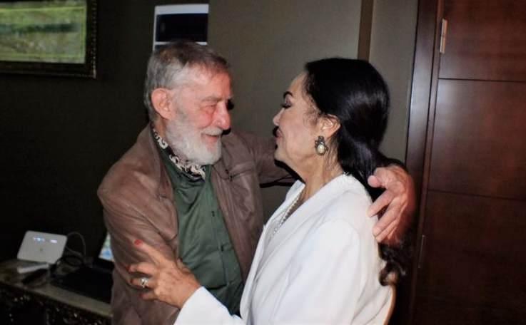 <p>Şoray, "<strong>Selvi Boylum Al Yazmalım"&nbsp;</strong>filmindeki karakterine atıfta bulunarak Ahmet Mekin&rsquo;e "<strong>Cemşit"&nbsp;</strong>diye seslenmiş, "<strong>Ah, Cemşit, hi&ccedil; değişmemişsin"</strong>&nbsp;dedikten sonra ikili kucaklaşmıştı.</p>
