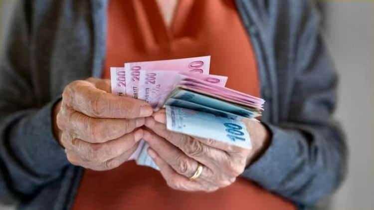 <p>Hazine ve Maliye Bakanı Mehmet Şimşek'in kamu &ccedil;alışanları ve emeklilerin maaşlarının en az enflasyon oranında artırılacağı y&ouml;n&uuml;ndeki a&ccedil;ıklaması sonrası 2027 Ocak zammı i&ccedil;in hesaplar yeniden g&uuml;ndeme geldi...</p>
