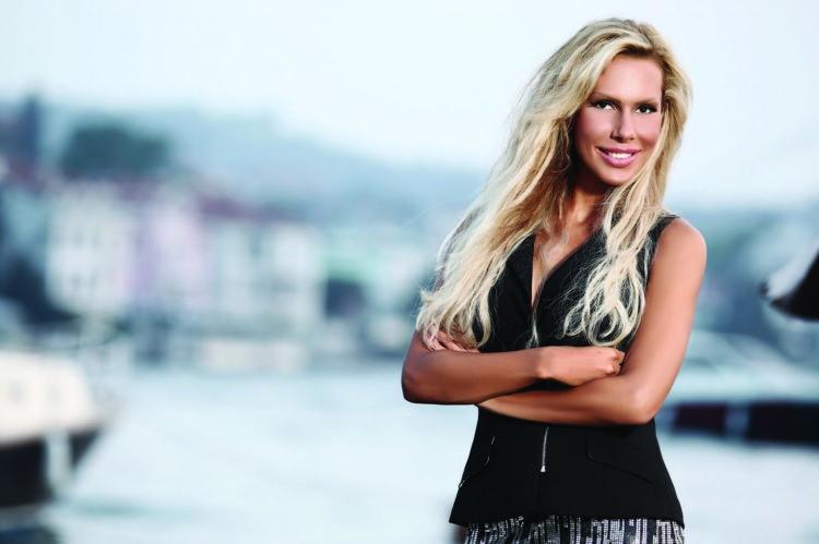 <p><strong>HANDE DEMİR</strong></p>