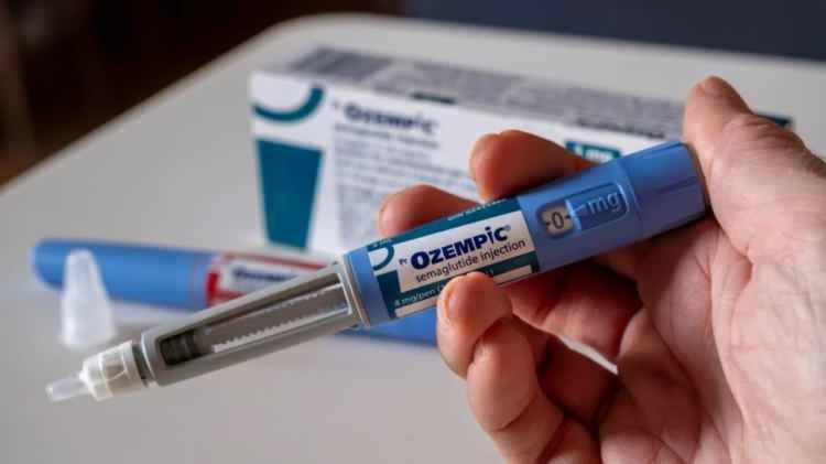 <p>Uzman Dr. Sezgin Meri&ccedil;ler, <strong><em>&ldquo;Zayıflama iğnesi olarak adı ge&ccedil;en bu ila&ccedil;lar, iştah kesmek dışında olumlu metabolik etkileri sayesinde tedavide &ccedil;ığır a&ccedil;an bir noktadalar. Ancak yalnız zayıflama amacıyla kullanıldığında kesinlikle bilinmesi gereken şudur; Hangi y&ouml;ntemle kilo verirseniz verin, o y&ouml;ntemi bıraktığınızda eski beslenme alışkanlıklarınıza geri d&ouml;nerseniz kilolar tekrar geri gelir. Bu nedenle kilo vermek amacıyla bu ila&ccedil;ları kullanıyor iken bir yandan da s&uuml;rd&uuml;r&uuml;lebilir, sağlıklı beslenme alışkanlıklarını yerleştirmek gerekir&rdquo;</em></strong> dedi.</p>
