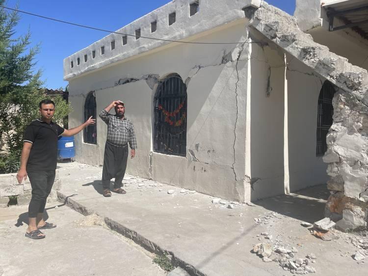<p><span style="color:rgb(51, 51, 51)">İl&ccedil;eye yaklaşık 30 kilometre uzaklıktaki mahallede bazı ev ve ahırların duvarlarında derin &ccedil;atlaklar ve &ccedil;&ouml;kmeler meydana geldi.</span></p>
