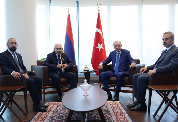 <p>Cumhurbaşkanı Erdoğan'ın Ermenistan Başbakanı Paşinyan'ı kabul&uuml;nde, T&uuml;rkiye ile Ermenistan arasındaki temaslar ile b&ouml;lgesel ve k&uuml;resel konular ele alındı.&nbsp;Cumhurbaşkanı Erdoğan Paşinyan'ı kabul&uuml;nde ikili ticaret, ulaştırma alanlarında normalleşme s&uuml;recini desteklediğini, ilişkilerde yakalanan olumlu ivmenin devamının &ouml;nemini belirtti.&nbsp;Cumhurbaşkanı Erdoğan, Paşinyan'ı kabul&uuml;nde, T&uuml;rkiye'nin Azerbaycan ile Ermenistan arasındaki barış s&uuml;recinde karşılıklı adımlar atılmasını memnuniyetle karşıladığını ifade etti.&nbsp;Erdoğan, Ermenistan ile uluslararası organizasyonlarda gelişen iş birliğinin, normalleşme s&uuml;recine katkı sağladığını s&ouml;ylerken, Paşinyan&rsquo;ı T&uuml;rkiye&rsquo;de d&uuml;zenlenecek COP31 Liderler Zirvesi&rsquo;ne de davet etti.</p>

<p>&nbsp;</p>

<p>&nbsp;</p>
