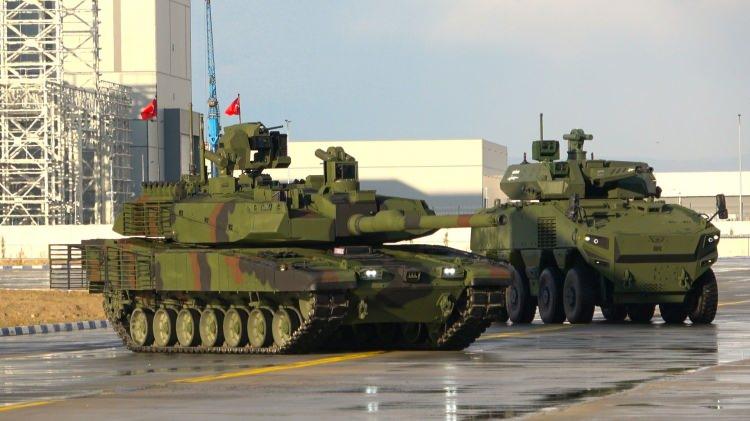 <p>Akıllı m&uuml;himmatlar, aktif koruma sistemleri ve milli teknoloji hamleleriyle envanterini adeta bir &ccedil;elik kaleye d&ouml;n&uuml;şt&uuml;ren T&uuml;rkiye, sıralamada sergilediği stratejik y&uuml;kselişle rakiplerine g&ouml;zdağı verdi.</p>
