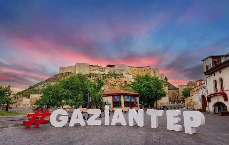 <p>Listede yapılan yeni g&uuml;ncellemeyle T&uuml;rkiye&rsquo;nin g&ouml;zde &ccedil;orbalarından olan Gastronominin başkenti Gaziantep&rsquo;in y&ouml;resel lezzeti de listede b&uuml;y&uuml;k fark attı.</p>
