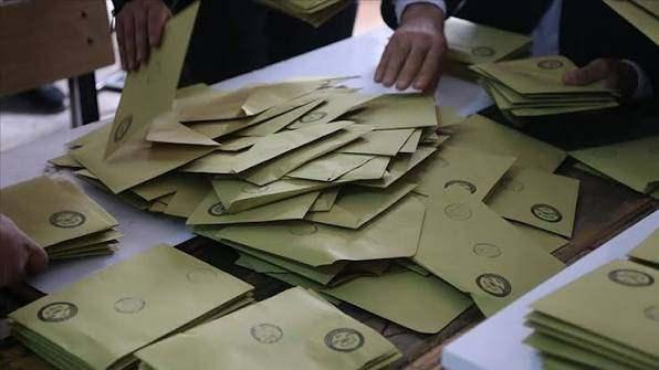 <p>31 Mart 2024 yerel se&ccedil;imlerinin ardından bazı belediye başkanlarının tutuklanması, g&ouml;revden uzaklaştırılması, başkanvekili se&ccedil;imleri ve parti değişiklikleri, İstanbul'daki il&ccedil;e belediyelerinin siyasi dağılımını yeniden şekillendirdi.</p>

<p>&nbsp;</p>
