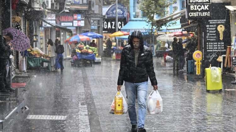 <p>T&uuml;rkiye'de sıcak havalar yerini yağışlı g&uuml;nlere bıraktı...</p>

<p>AKOM'dan yapılan a&ccedil;ıklamaya g&ouml;re, bug&uuml;n itibarıyla&nbsp;İstanbul'da şiddetli yağışlar başlayacak ve buna bağlı olarak sıcaklıklar d&uuml;şecek.</p>
