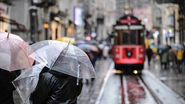 <p>Sıcaklıkların akşam saatlerine kadar azalarak 16 derece civarına gerileyeceği, yağışların yarın gece saatlerine kadar etkili olacağı, r&uuml;zgarın kuzeyli y&ouml;nlerden aralıklarla saatte 30 ila 60 kilometre hızla (fırtına şeklinde) eseceği, yarın aralıklarla kuvvetli sağanak ve yer yer &ccedil;ok kuvvetli (metrekareye 60 ila 100 kilogram) g&ouml;k g&uuml;r&uuml;lt&uuml;l&uuml; sağanak yağış ge&ccedil;işlerinin yaşanacağı &ouml;ng&ouml;r&uuml;l&uuml;yor.</p>
