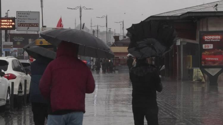 <p>AKOM, vatandaşları ani su baskınları, ulaşımda yaşanabilecek aksamalar, yıldırım ve kuvvetli yağış nedeniyle oluşabilecek olumsuzluklara karşı dikkatli ve tedbirli olmaya &ccedil;ağırdı.</p>

<p>&nbsp;</p>
