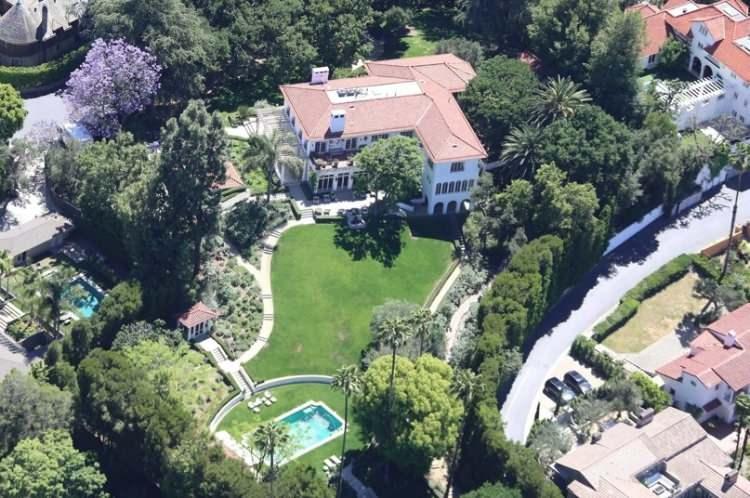 <p>Jolie, 2017 yılında &ccedil;ocuklarıyla birlikte yaşamak &uuml;zere yaklaşık 24.5 milyon dolara satın aldığı Los Feliz'deki tarihi m&uuml;lk&uuml;yle resmen vedalaştı.</p>

