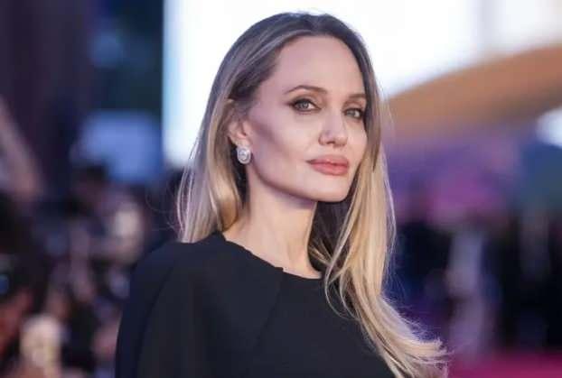 <p>Olaylı boşanmanın ardından eski eşi Brad Pitt ile hukuki m&uuml;cadelesi devam eden Angelina Jolie, son d&ouml;nemde zorlu bir s&uuml;re&ccedil;ten ge&ccedil;iyor.&nbsp;</p>

<p>&nbsp;</p>
