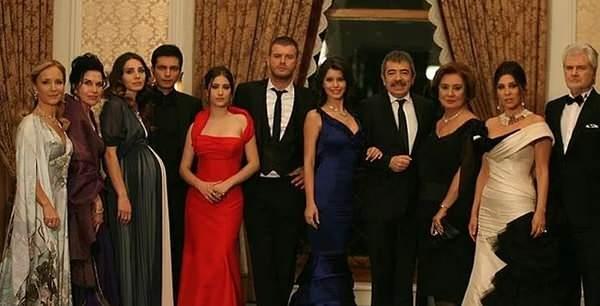 <p><strong>Sanat d&uuml;nyasından &ccedil;ok sayıda &uuml;nl&uuml; ismin ve yakınlarının katıldığı t&ouml;rende g&ouml;zler, yıllarca birlikte rol aldığı Aşk-ı Memnu ekibini aradı.</strong></p>

