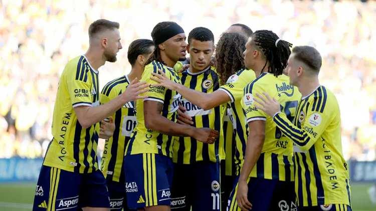 <p><strong>Tuttomercatoweb (İtalya): Fenerbah&ccedil;e'den Ey&uuml;pspor'a 8 gol: Muriqi'den 4 gol, Guendouzi de gol&uuml;n&uuml; attı </strong><br />
<br />
"Fenerbah&ccedil;e, Ey&uuml;pspor karşısında 8-0'lık bir galibiyet elde etti. Lukaku ma&ccedil;a yine yedek kul&uuml;besinde başladı ve 69. dakikada Muriqi'nin yerine oyuna dahil oldu. Ancak Muriqi o ana dek &ccedil;oktan d&ouml;rt gol atmış ve takımın as santrforu olma konumunu bir kez daha per&ccedil;inlemişti."</p>
