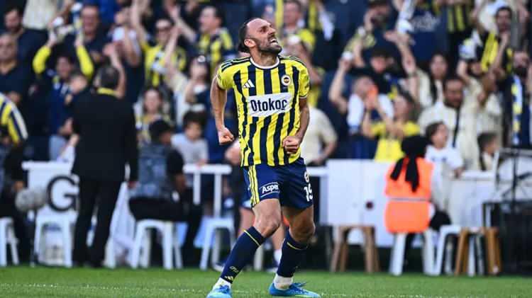 <p><strong>Marca (İspanya): Muriqi 8-0'lık ezici galibiyette d&ouml;rt gol attı</strong><br />
<br />
"İsmail Kartal'ın istifa tehdidinin ardından Fenerbah&ccedil;e i&ccedil;in zorlu birka&ccedil; hafta ge&ccedil;ti. Ancak Muriqi, Ey&uuml;spor karşısında alınan 8-0'lık farklı galibiyette d&ouml;rt gol atarak t&uuml;m potansiyelini ortaya koydu ve &uuml;&ccedil; ma&ccedil;lık aradan sonra tekrar galibiyet serisine d&ouml;nmelerini sağladı."</p>
