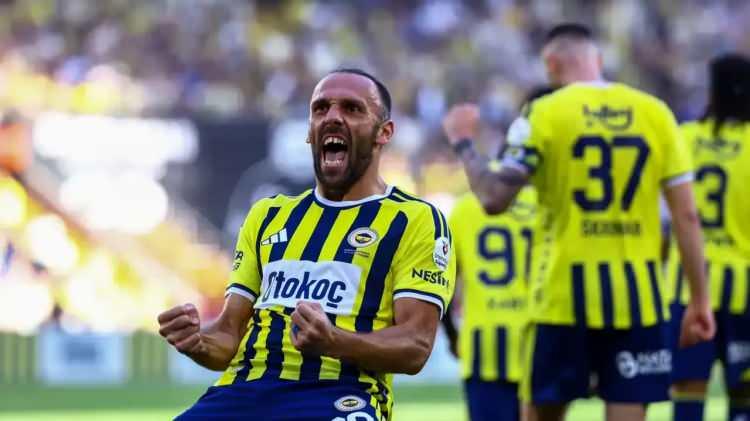 <p><strong>Liga Blatt (Almanya): 8-0! Muriqi d&ouml;rt golle parladı: Fenerbah&ccedil;e, Ey&uuml;pspor'u ezdi! </strong><br />
<br />
"&Ccedil;alkantılı birka&ccedil; haftanın ardından Fenerbah&ccedil;e, tamamen ezilmiş ve bunalmış Ey&uuml;pspor'u 8-0 yenerek etkileyici bir geri d&ouml;n&uuml;şe imza attı. Gol ş&ouml;leninde d&ouml;rt gol atan Vedat Muriqi &ouml;ne &ccedil;ıktı."</p>
