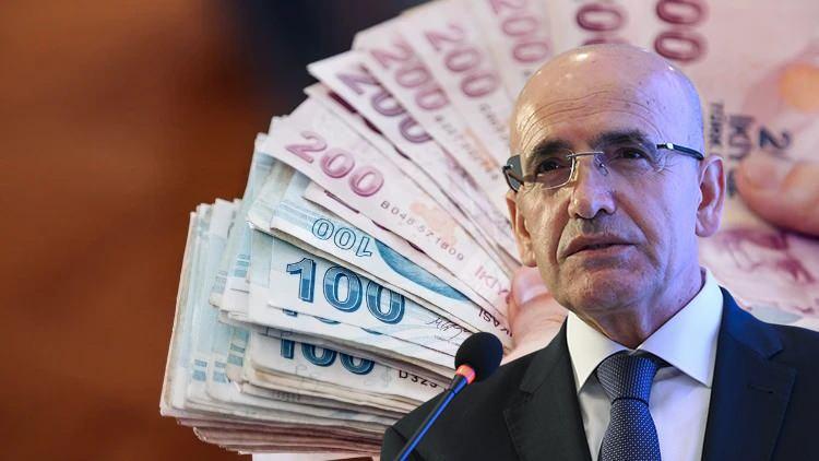 <p>Hazine ve Maliye Bakanı Mehmet Şimşek&rsquo;in kamu &ccedil;alışanları ve emeklilerin maaşlarının en az enflasyon oranında artırılacağı y&ouml;n&uuml;ndeki a&ccedil;ıklamasının ardından g&ouml;zler yıl sonu enflasyonuna &ccedil;evrildi.</p>

<p>&nbsp;</p>

<p>Ocak ayında uygulanacak zamda toplu s&ouml;zleşme artışının yanı sıra oluşacak enflasyon farkı da belirleyici olacak.</p>
