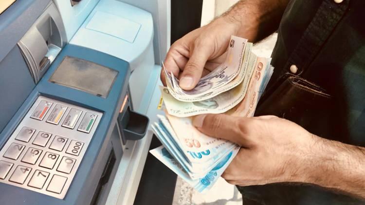 <p>Bu senaryolara g&ouml;re en d&uuml;ş&uuml;k memur maaşının 74 bin 908 TL ile 76 bin 263 TL arasında olması bekleniyor.</p>

<p>Memur emeklilerinde ise en d&uuml;ş&uuml;k aylığın 33 bin 631 TL ile 34 bin 239 TL arasında değişebileceği hesaplanıyor.</p>
