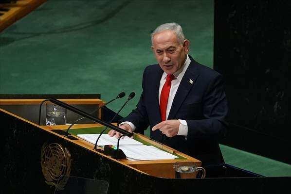 <p>Netanyahu, BM 81. Genel Kurulu'na hitap etmek i&ccedil;in salona girdi ve k&uuml;rs&uuml;ye y&ouml;neldi.</p>

<p>Netanyahu'nun k&uuml;rs&uuml;ye &ccedil;ıkmasının ardından &ccedil;ok sayıda &uuml;lke heyeti, İsrail'in Gazze'deki soykırımı ve ateşkese rağmen saldırılarını s&uuml;rd&uuml;rmesine, işgal altındaki Batı Şeria'daki toprak gasplarına, Suriye ve L&uuml;bnan'a y&ouml;nelik saldırılara tepki g&ouml;stermek amacıyla Genel Kurul salonunu terk etti.</p>

