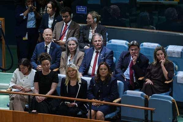 <p>İsrail Başbakanı Binyamin Netanyahu, ABD'nin New York kentinde devam eden Birleşmiş Milletler 81. Genel Kurulu'nda konuşma yaptı. Netanyahu'nun eşi Sara Netanyahu ve İsrailli delegeler de Genel Kurul salonunda yer aldı.</p>

<p>&nbsp;</p>
