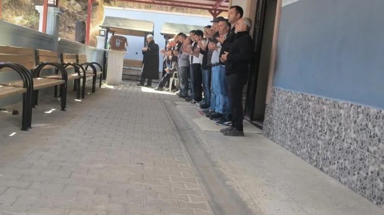 <p>Berkay Yitkin'in cenazesi &Ccedil;iftk&ouml;y Mahallesi'nde, Emre Aktun&ccedil;'un cenazesi ise Melikşah Mahallesi'nde &ouml;ğle kılınan cenaze namazının ardından toprağa verildi.</p>
