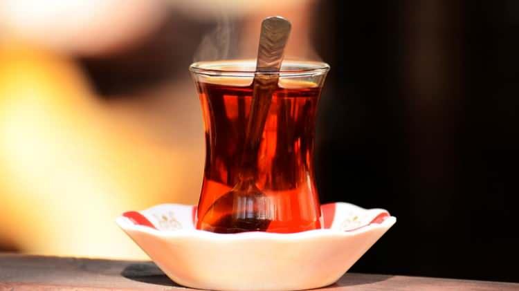 <p>T&uuml;rk k&uuml;lt&uuml;r&uuml;n&uuml;n olmazsa olmazı &ccedil;ay, g&uuml;n&uuml;n her &ouml;ğ&uuml;n&uuml;nde t&uuml;ketilirken demleme y&ouml;ntemleri de kişiden kişiye değişiyor. Samsun'da &ccedil;ay demleme ustası, lezzetli bir &ccedil;ay i&ccedil;in yıllardır yapılan doğru bilinen yanlışları ve doğru demleme y&ouml;ntemini anlattı.</p>
