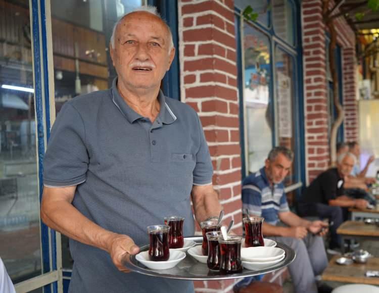 <p>Samsun&rsquo;da yıllardır &ccedil;ay ocağı işleten esnaf, lezzetli ve ge&ccedil; bayatlayan &ccedil;ayın hazırlanış y&ouml;ntemini anlattı.</p>
