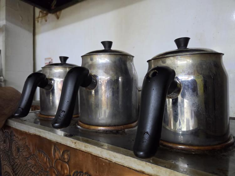 <p>Yıllardır &ccedil;ay ocağı işleten Şaban G&ouml;ğne, &ccedil;ayın hem sıcak hem de soğuk suyla hazırlanabileceğini ancak kendilerinin soğuk suyla demlemeyi tercih ettiğini s&ouml;yledi.</p>
