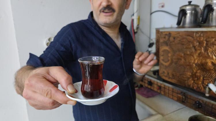 <p>&Ccedil;AYIN &Uuml;ZERİNE SICAK SU D&Ouml;KMEK TADINI BOZUYOR</p>

<p>Evde &ccedil;ay hazırlanırken yapılan hatalardan birinin kuru &ccedil;ayın &uuml;zerine doğrudan sıcak su d&ouml;kmek olduğunu belirten G&ouml;ğne, &ccedil;ay ocaklarında kullanılan y&ouml;ntemle evdeki demleme şeklinin farklı olduğunu ifade etti.</p>
